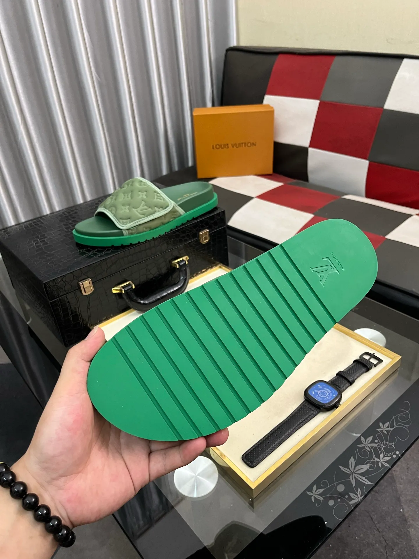 Men's men's shoes💰320⌚️⌚️[Louis Vuitton LV slippers] (high-end cowhide) counter 1:1 fashion style summer must-have! The designer used LV’s iconic outsole. The original simple slippers instantly become fashionable! The upper is made of flexible special cowhide leather straps alternately, and the workmanship is exquisite! A must-have for stylish men in summer, size 38-44